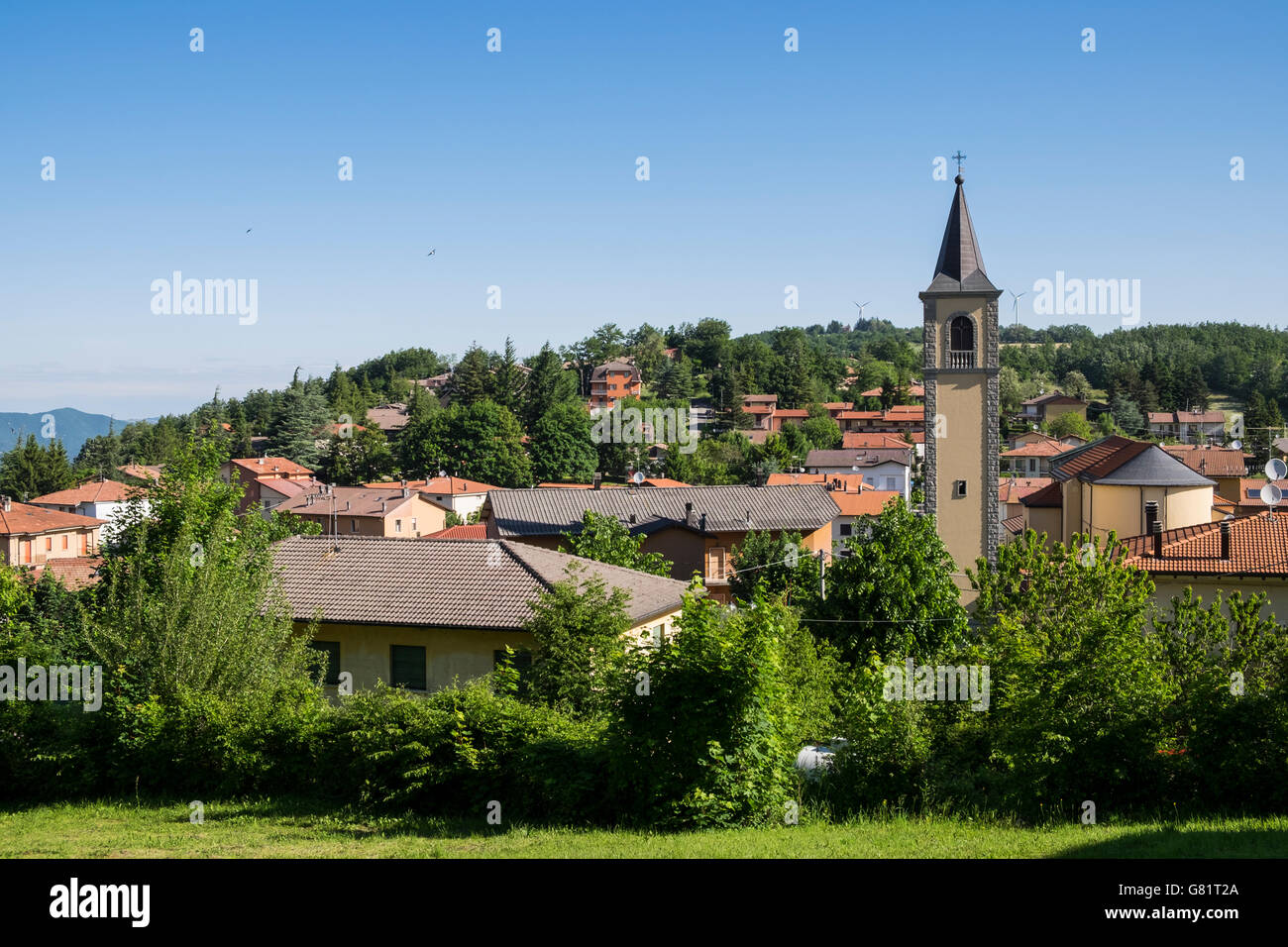 Aussicht über das Dorf Madonna dei Fornelli in der apenninischen Hils Italiens. Stockfoto