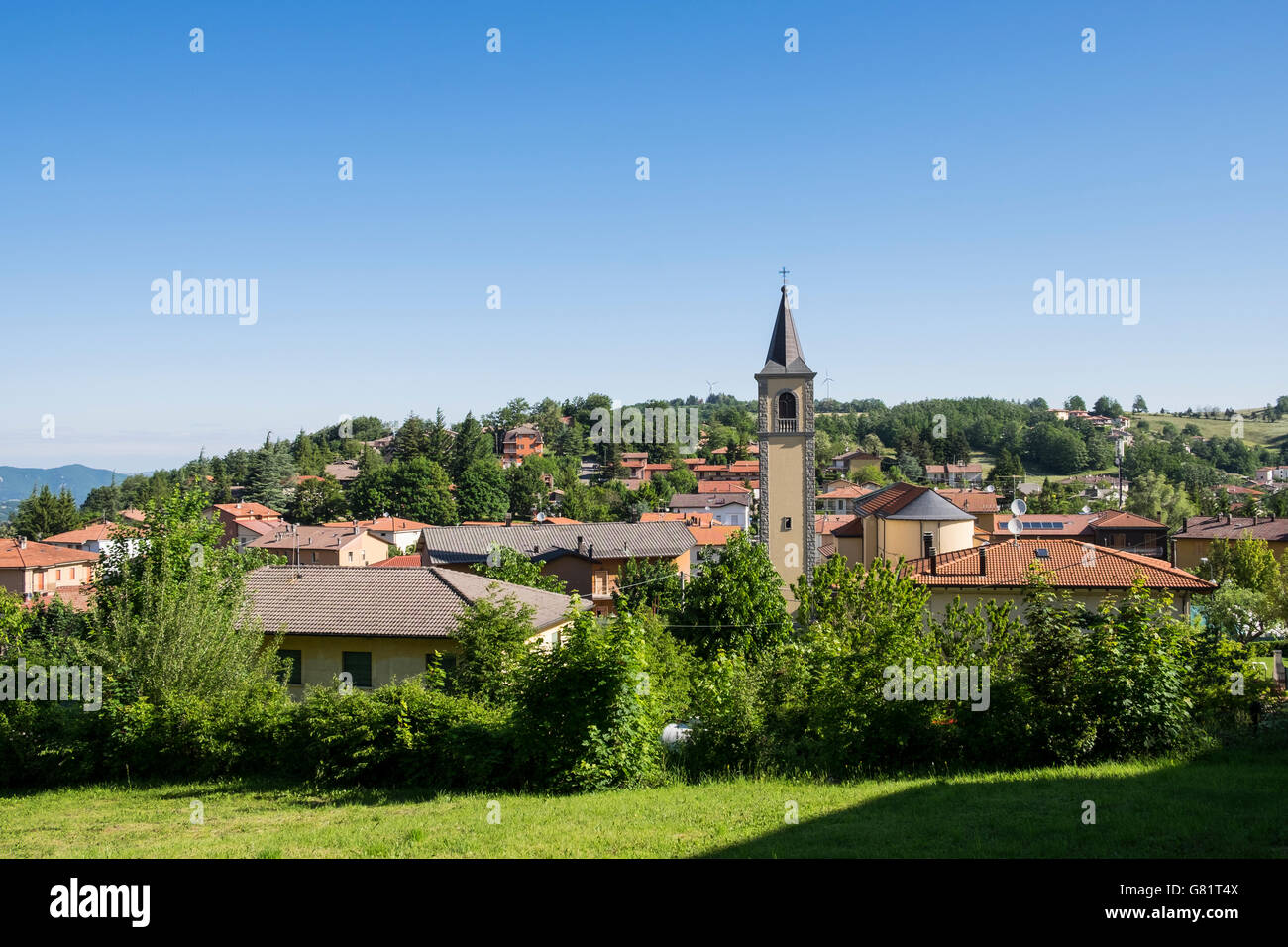 Aussicht über das Dorf Madonna dei Fornelli in der apenninischen Hils Italiens. Stockfoto