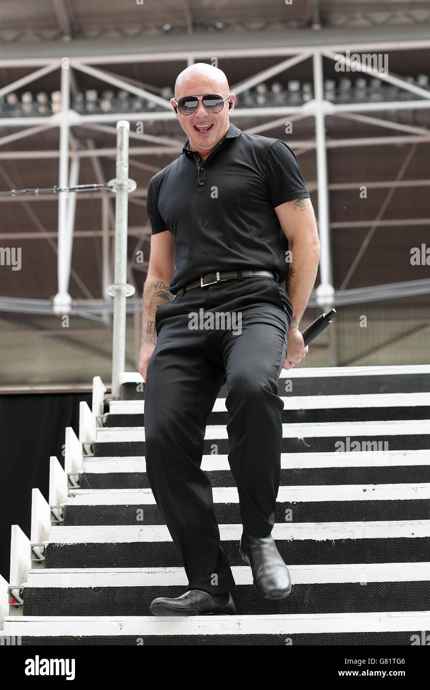Capital FM Summertime Ball 2015 - London. EXKLUSIVES Pitbull tritt während des Summertime Ball von Capital FM im Wembley Stadium, London, auf der Bühne auf. Stockfoto