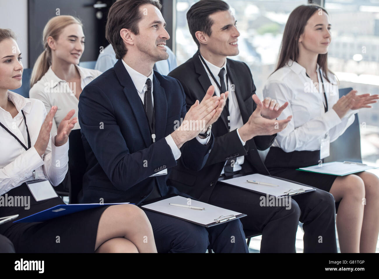 Glückliche Unternehmen Personengruppe Händeklatschen während einer Tagung-Konferenz Stockfoto
