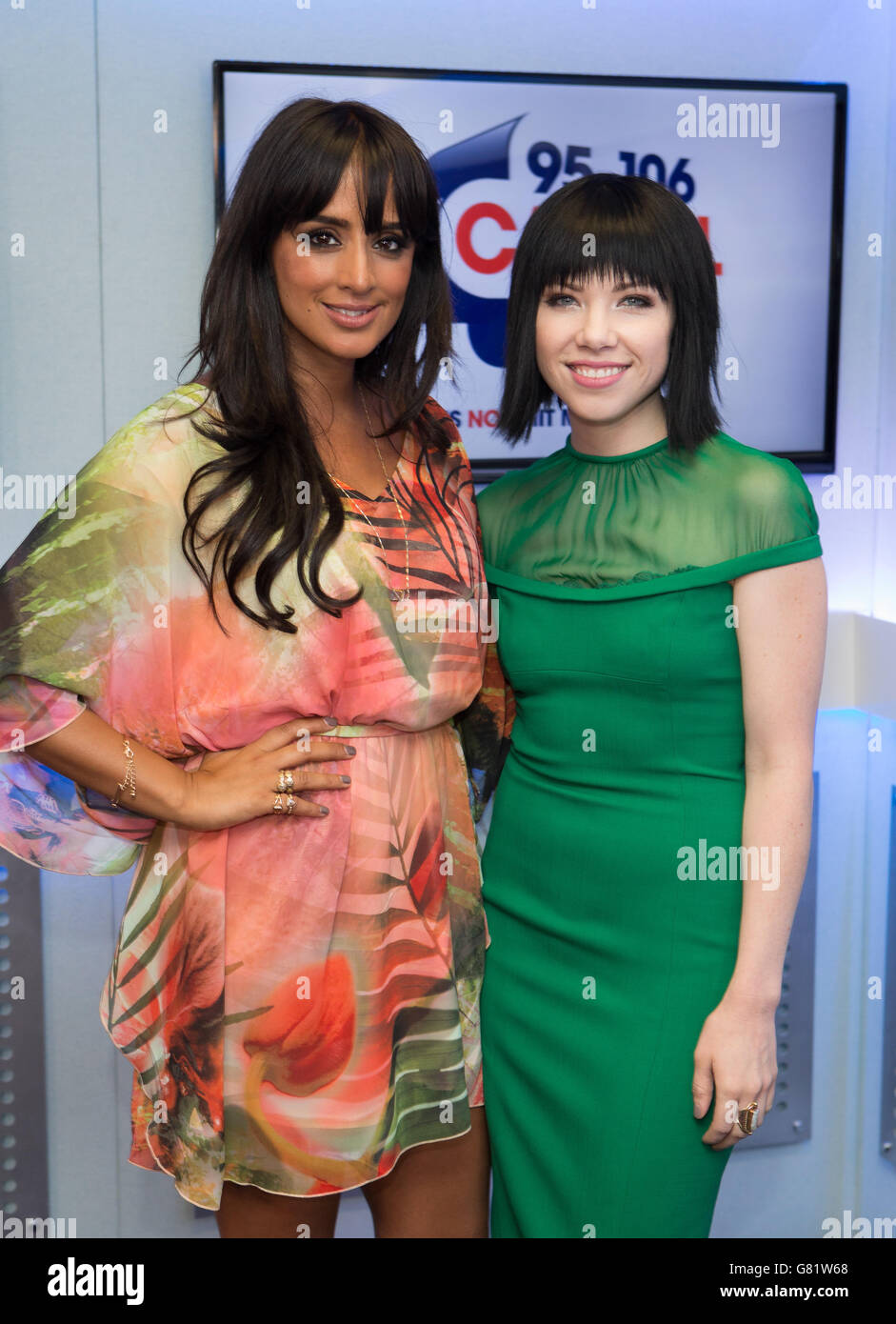 Capital FM Moderatorin Max und Carly Rae Jepsen während eines Interviews im Capital FM Summertime Ball Radio Studio, Wembley Stadium, London. Juni 2015. Daniel Leal-Olivas/PA Showbiz Stockfoto