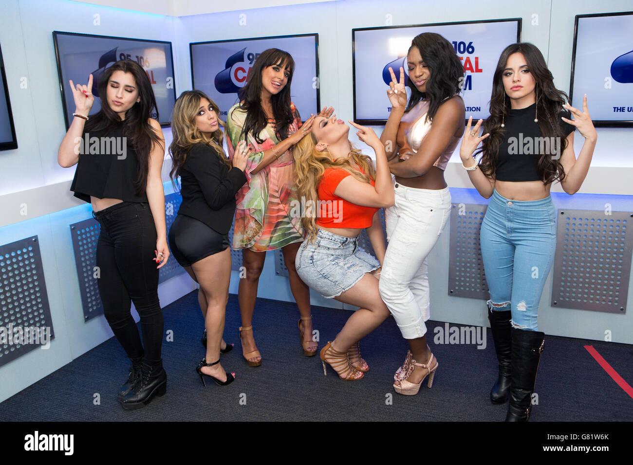 Ally Brooke Hernandez (zweite links), Lauren Jauregui (links), Normani Kordei (zweite rechts), Camila Cabello (rechts) und Dinah Jane Hansen (Mitte) von Fifth Harmony und Capital FM Moderatorin Max während eines Interviews im Capital FM Summertime Ball Radio Studio, Wembley Stadium, London. Juni 2015. Daniel Leal-Olivas/PA Showbiz Stockfoto