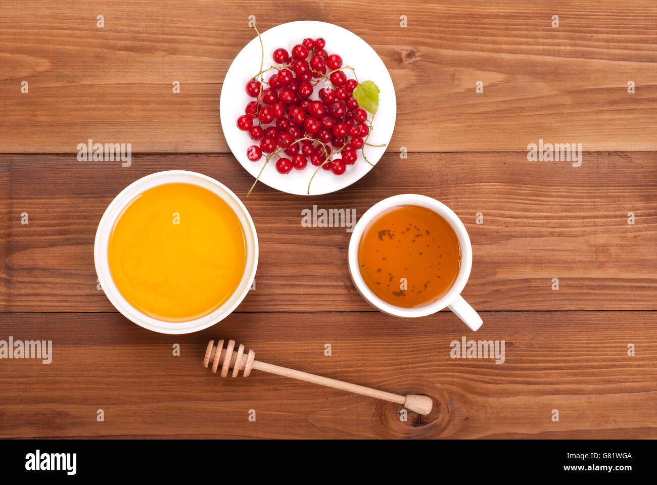 Johannisbeere Tee und Honig auf dem Küchentisch. Ansicht von oben. Stockfoto