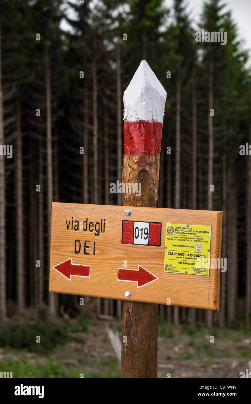 Zeichen und Wegpunkt entlang der Via Degli Dei 019 Fernwanderweg in den apenninischen Bergen, Toskana, Italien Stockfoto
