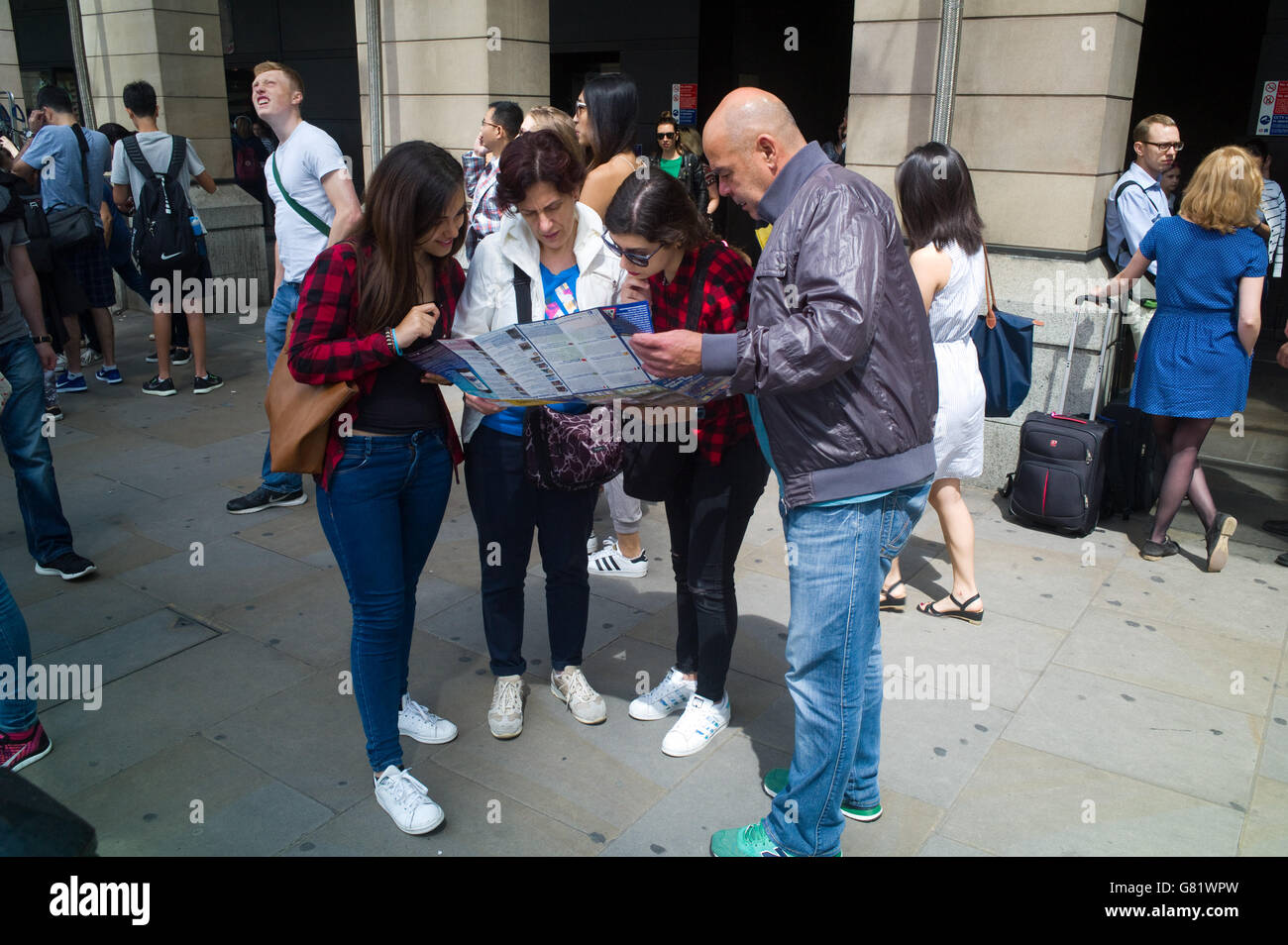 Eine Gruppe von Touristen außerhalb Westminster Station, London, Großbritannien Stockfoto