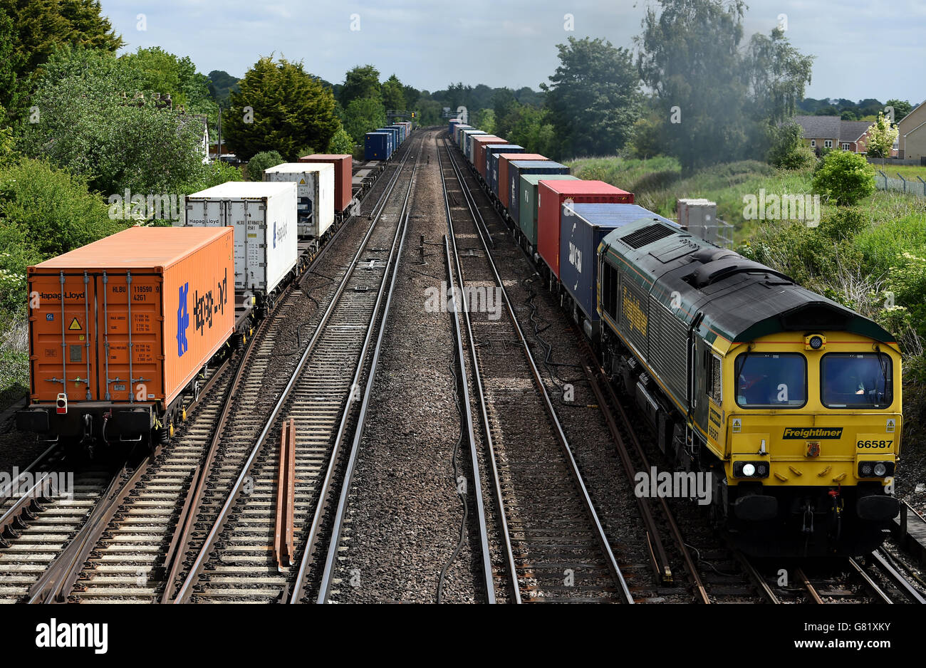Zwei Freighliner Freight-Züge fahren auf den Gleisen durch Worting Junction in der Nähe von Basingstoke, Hampshire Stockfoto