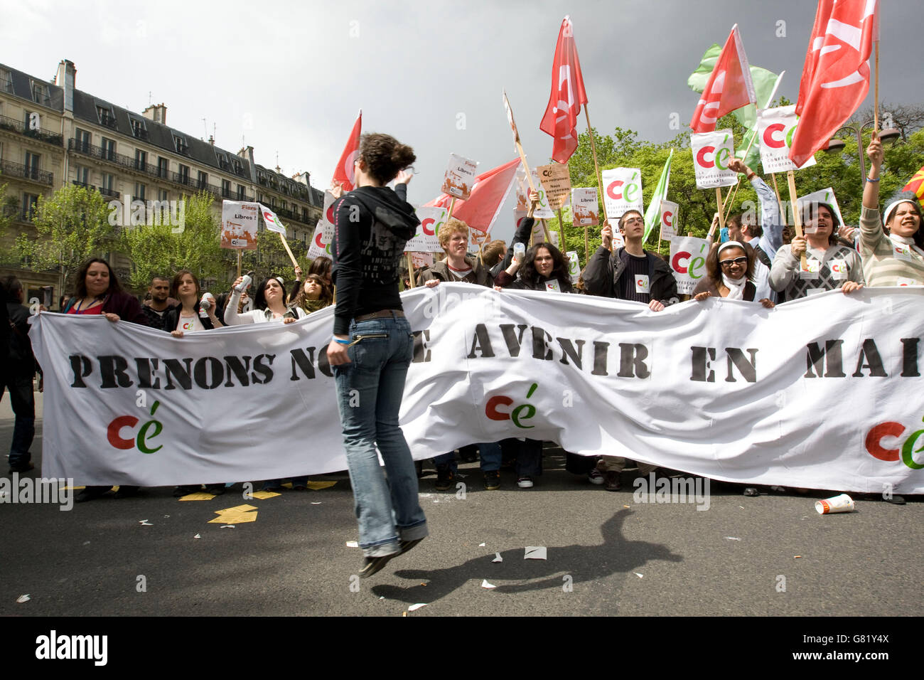 Schülerinnen und Schüler beteiligen sich die 2008 Mai-Demonstration in Paris, Frankreich. Banner: "nehmen wir Kontrolle über unsere Zukunft" Stockfoto