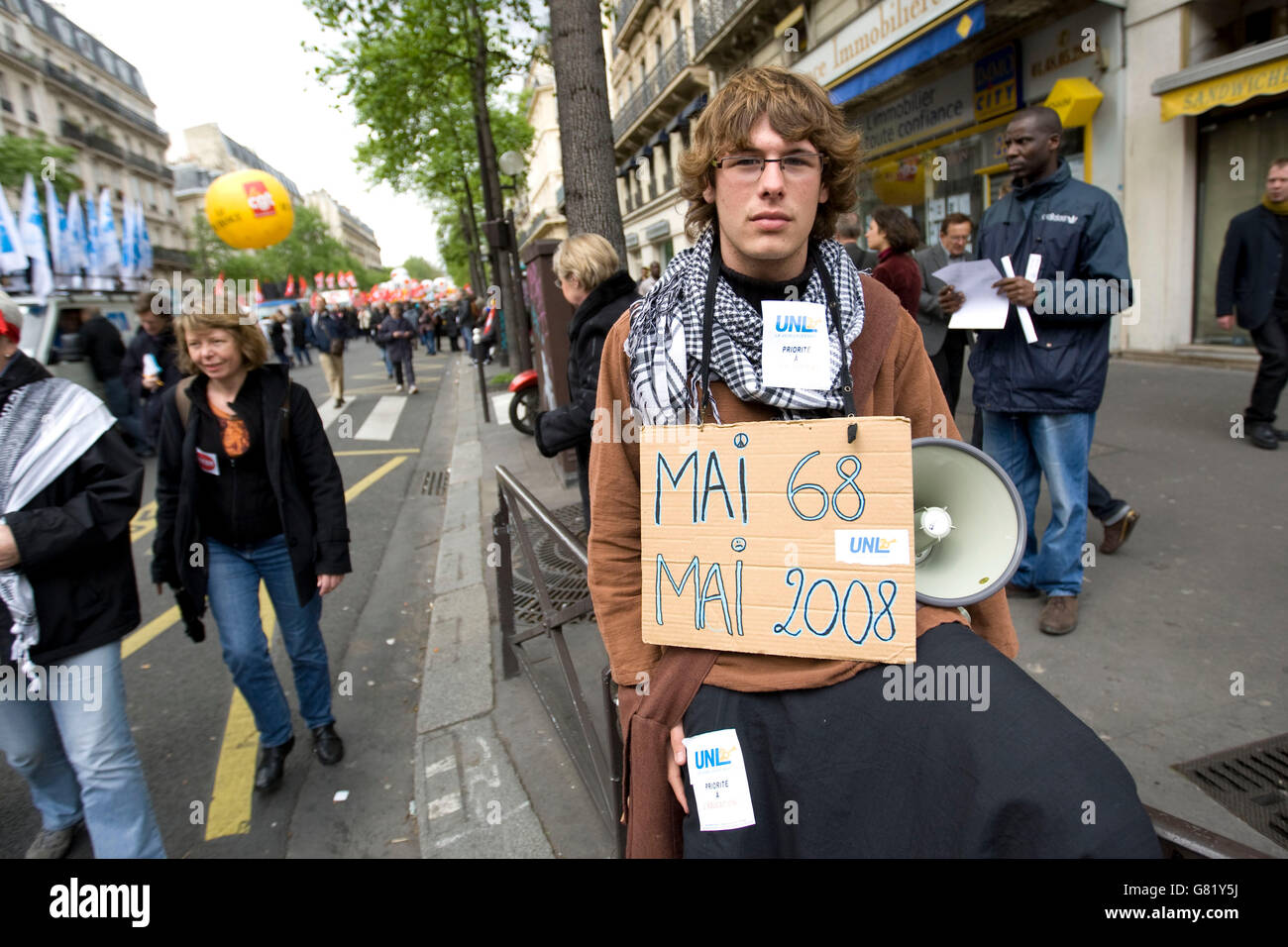 17yo Gymnasiast Adrien Derain (mit Vorzeichen) posiert für das Foto während der 2008 Maifeiertag Protest in Paris Frankreich Stockfoto