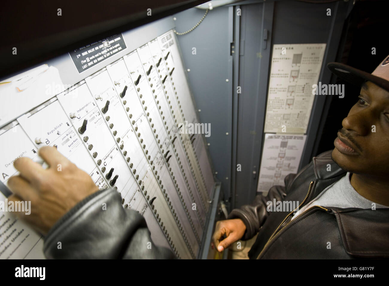 Ein Wähler stimmen für Obama in der 2008 uns allgemeine Wahl an einem Polling-Standort in Harlem, New York City, 4. November 2008. Stockfoto