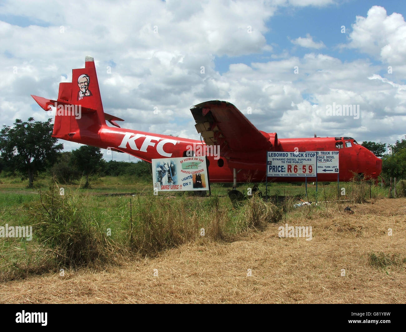 KFC Werbung Flugzeug auf Wiese, Südafrika, 2012 Stockfoto