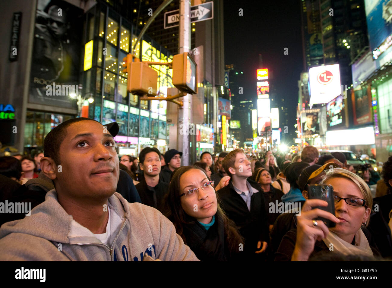 Menschen ansehen TV-Berichterstattung von der 2008 Ergebnisse der Präsidentschaftswahlen auf einer Großleinwand am Times Square in New York, NY, Stockfoto