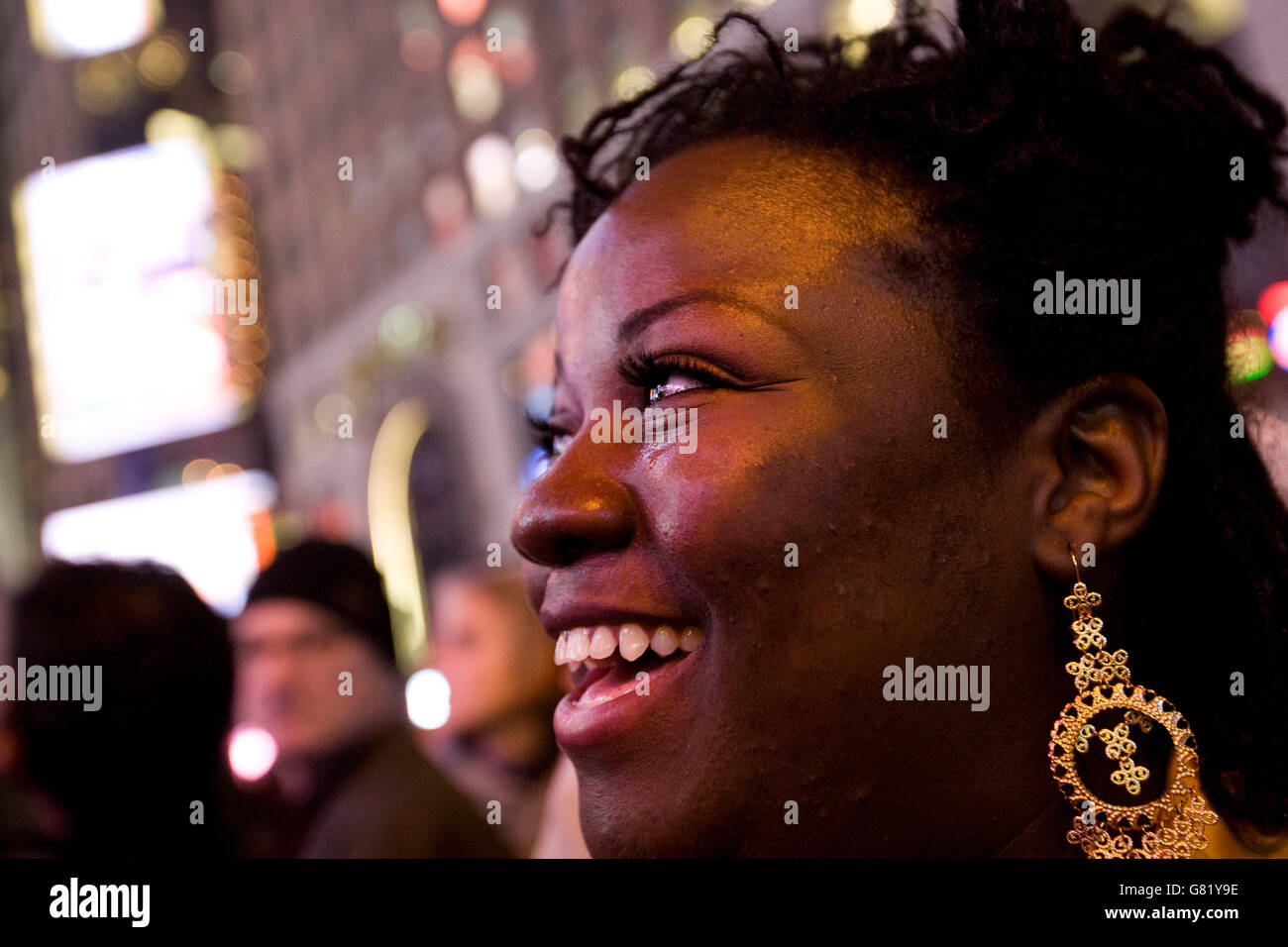 Tawana Youngblood lächelt mit Tränen in den Augen, als sie uns Ergebnisse Präsidentschaftswahlen Fernsehberichterstattung über die 2008 sieht Stockfoto
