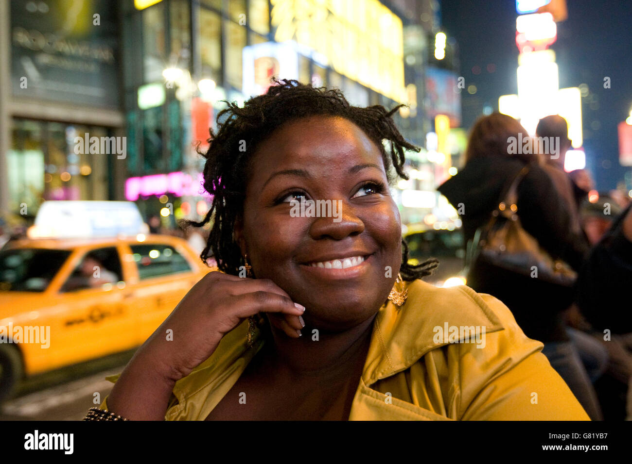 Tawana Youngblood lächelt, als sie uns die Ergebnisse der Präsidentschaftswahlen auf einer Großleinwand auf Ti Fernsehberichterstattung über die 2008 sieht Stockfoto
