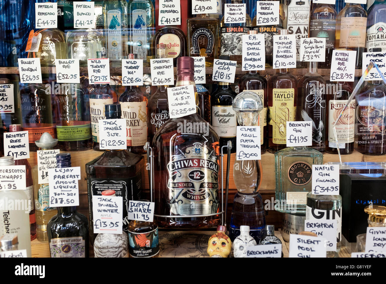 UK, London, Alkohol auf dem Display in den Regalen der off-Lizenz shop Stockfoto