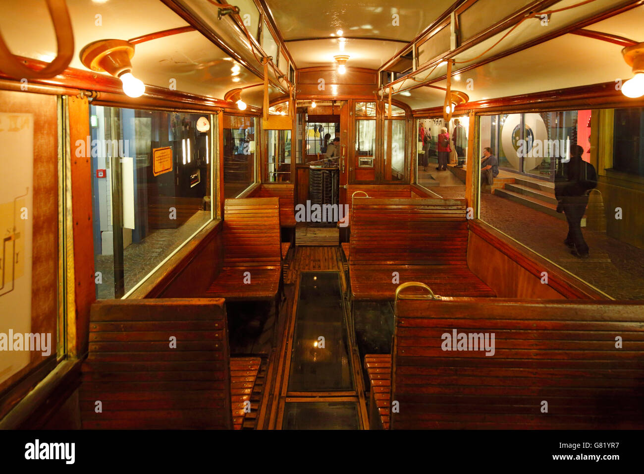 D-Recklinghausen, Ruhrgebiet, Westfalen, Nordrhein Westfalen, NRW, VEW Umspannwerk Recklinghausen, Triebwagen der Straßenbahn in das Museum "Strom Und Leben", Interieur, Sitze, Holzbänke, Vereinigte Elektrizitaetswerke Westfalen AG, internationale Ausstellung Emscher Park, Route der Industriekultur, ExtraSchicht 2016 Stockfoto