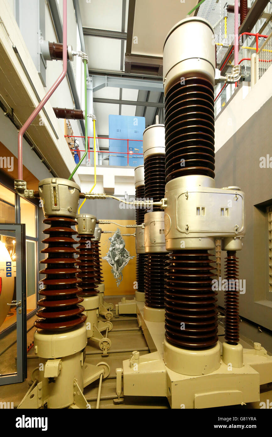 D-Recklinghausen, Ruhrgebiet, Westfalen, Nordrhein Westfalen, NRW, VEW Umspannwerk Recklinghausen, Vereinigte Elektrizitaetswerke Westfalen AG, Museum "Strom Und Leben", Ausstellungsraum, Power-Schalter 110/600 LCF35 von Voigt und Haeffner Continental Elektroindustrie AG, IBA, internationale Bau-Ausstellung Emscher Park, Route der Industriekultur, ExtraSchicht 2016 Stockfoto