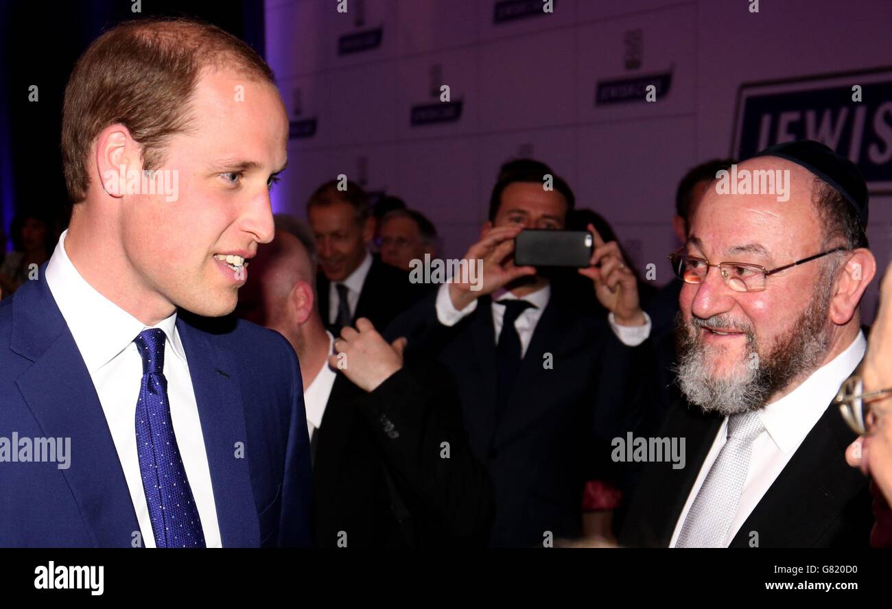 Der Herzog von Cambridge trifft Oberrabbiner Ephraim Mirvis (rechts), während er an den Feierlichkeiten zum 25. Jahrestag der jüdischen Fürsorge im Alexandra Palace, London, teilnimmt. Stockfoto