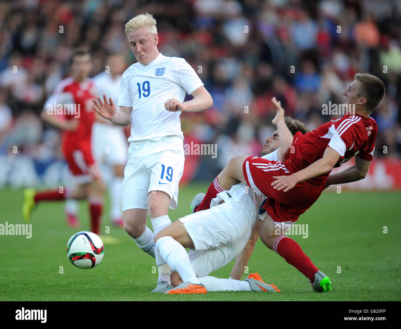 Der weißrussische Dzmitry Ihnatsenka (rechts) und der englische will Hughes (links) und Luke Garbutt (Mitte) kämpfen während des internationalen Freundschaftssprechens unter 21 in Oakwell, Barnsley, um den Ball. Stockfoto