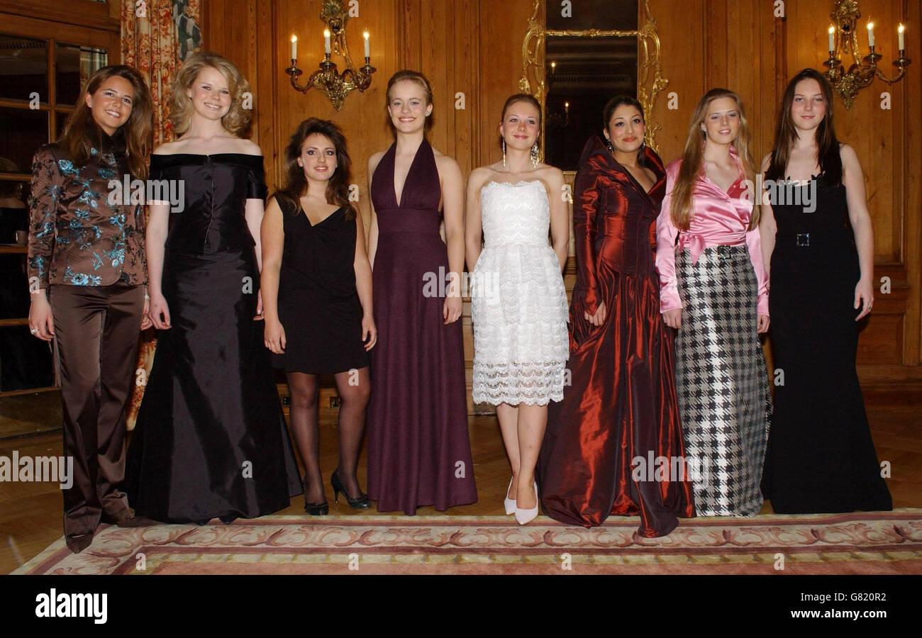 Debs treffen sich auf der Berkeley Dress Show zum traditionellen Start der Londoner Debsaison. Von links nach rechts: Rebecca Lancaster, 17, Claire Rumbellow, 18, Laetita McLaren, 17, The Rt Hon Olenka Hamilton, 17, Alice Holland, 17, Monika Adorno, 18, Davina Hobbs, 17 und Tamara White, 18. Stockfoto