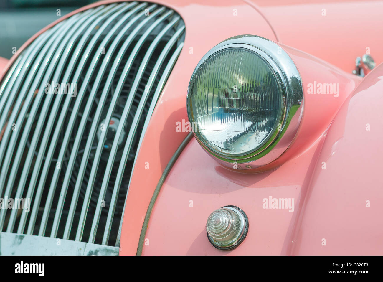 Detail der Front ein 1970er Jahre rosa Morgan Sportwagen. Stockfoto