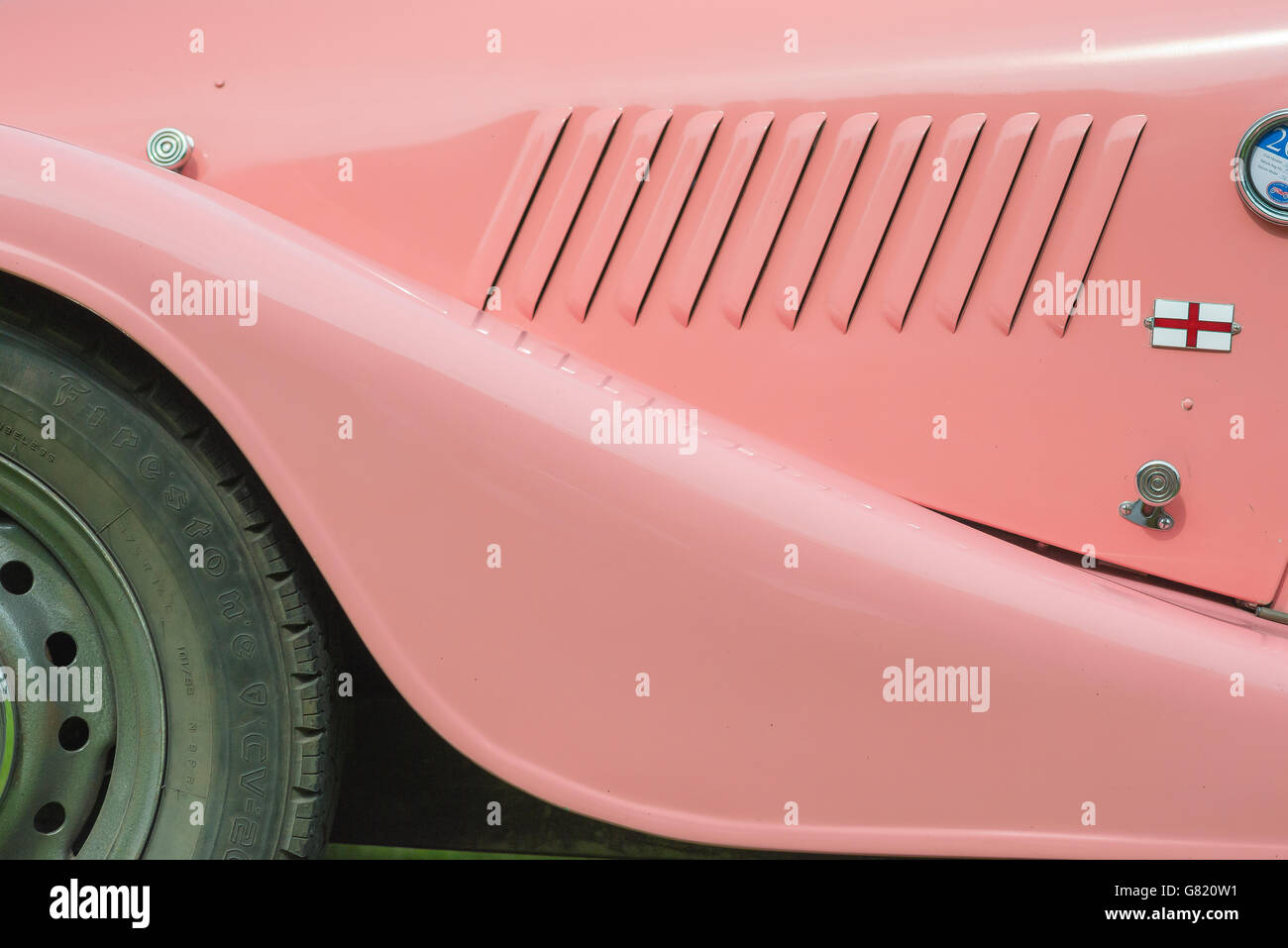 Detail einer rosa 1970er Jahre rosa Morgan Sportwagen. Stockfoto