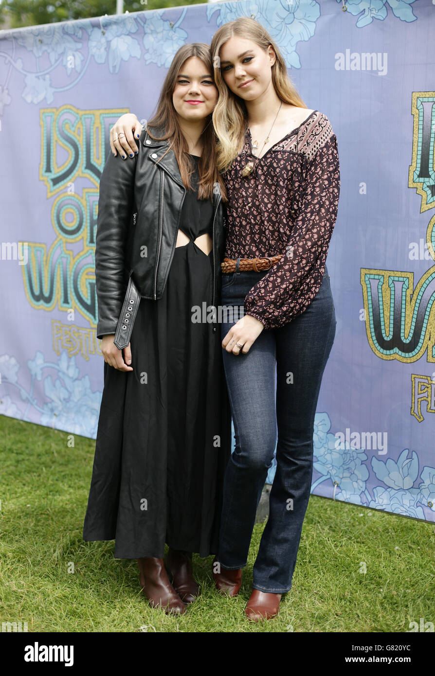 Das schwedische Folk-Duo First Aid Kit, die Schwestern Klara (links) und Johanna Soderberg, Backstage beim Isle of Wight Festival, im Seaclose Park, Newport, Isle of Wight. Stockfoto