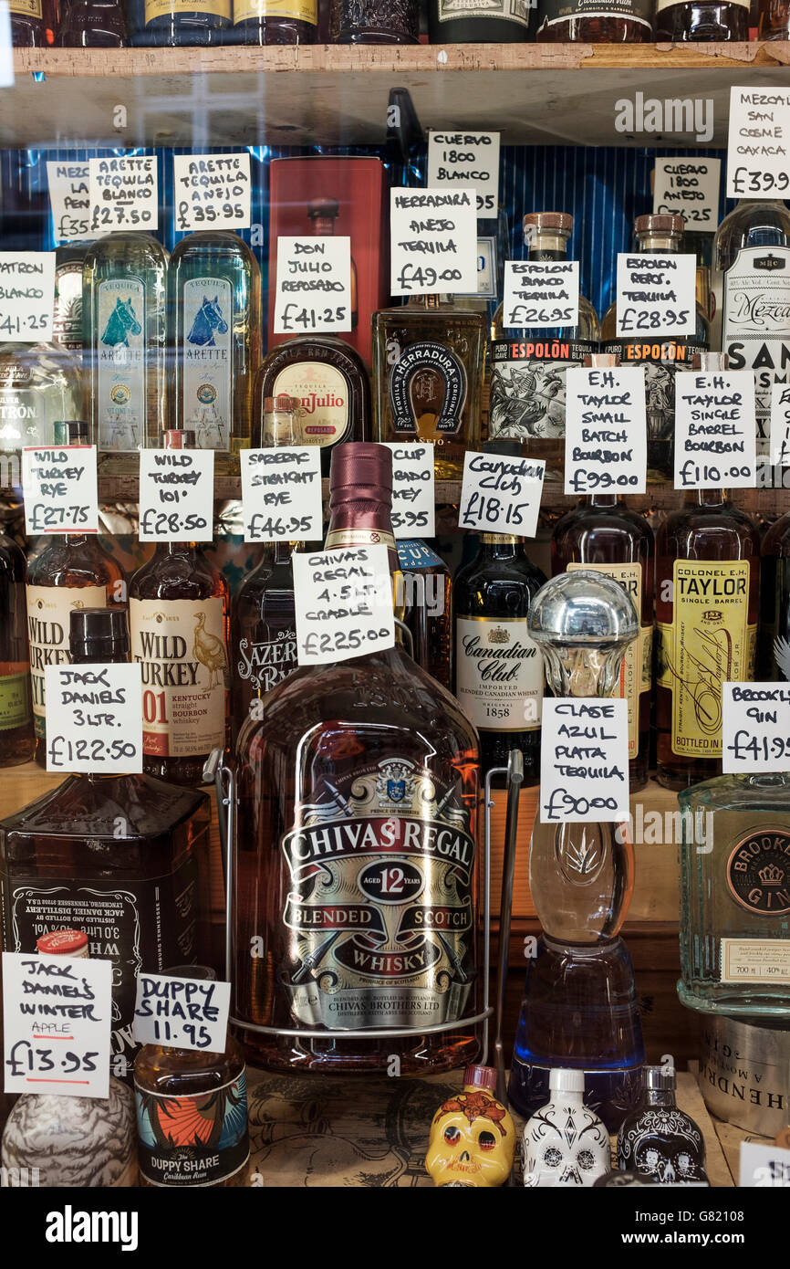 UK, London, Alkohol auf dem Display in den Regalen der off-Lizenz shop Stockfoto