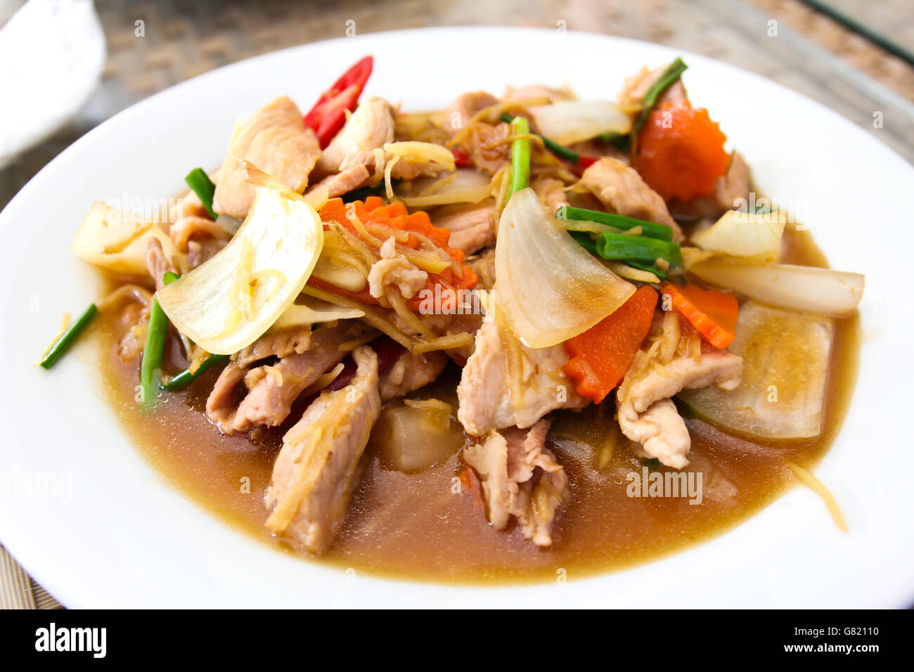 Rühren Sie gebratenes Schweinefleisch mit Ingwer, Thai-Küche. Stockfoto