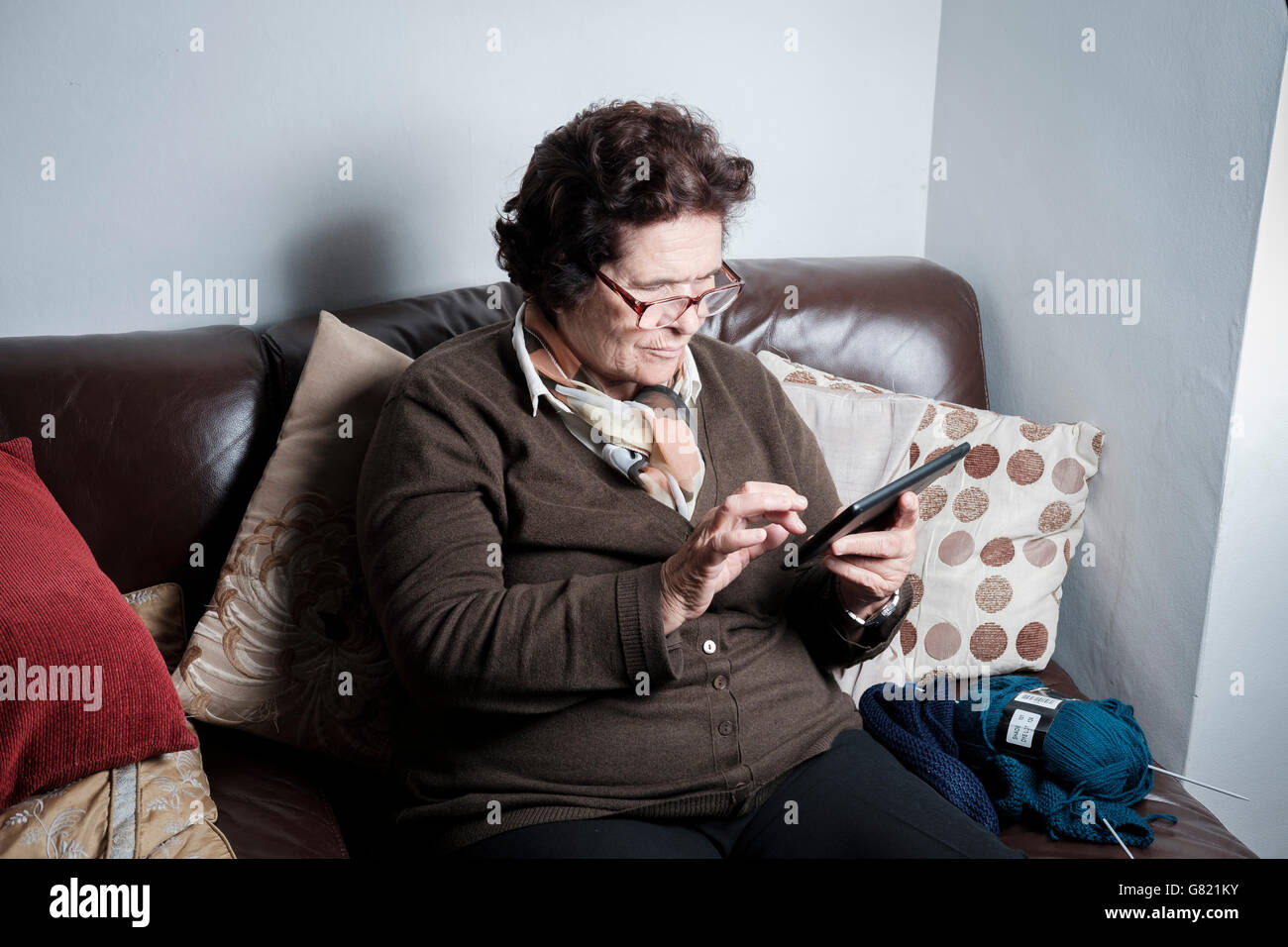 Ältere Frau nutzt Computer tablet Stockfoto