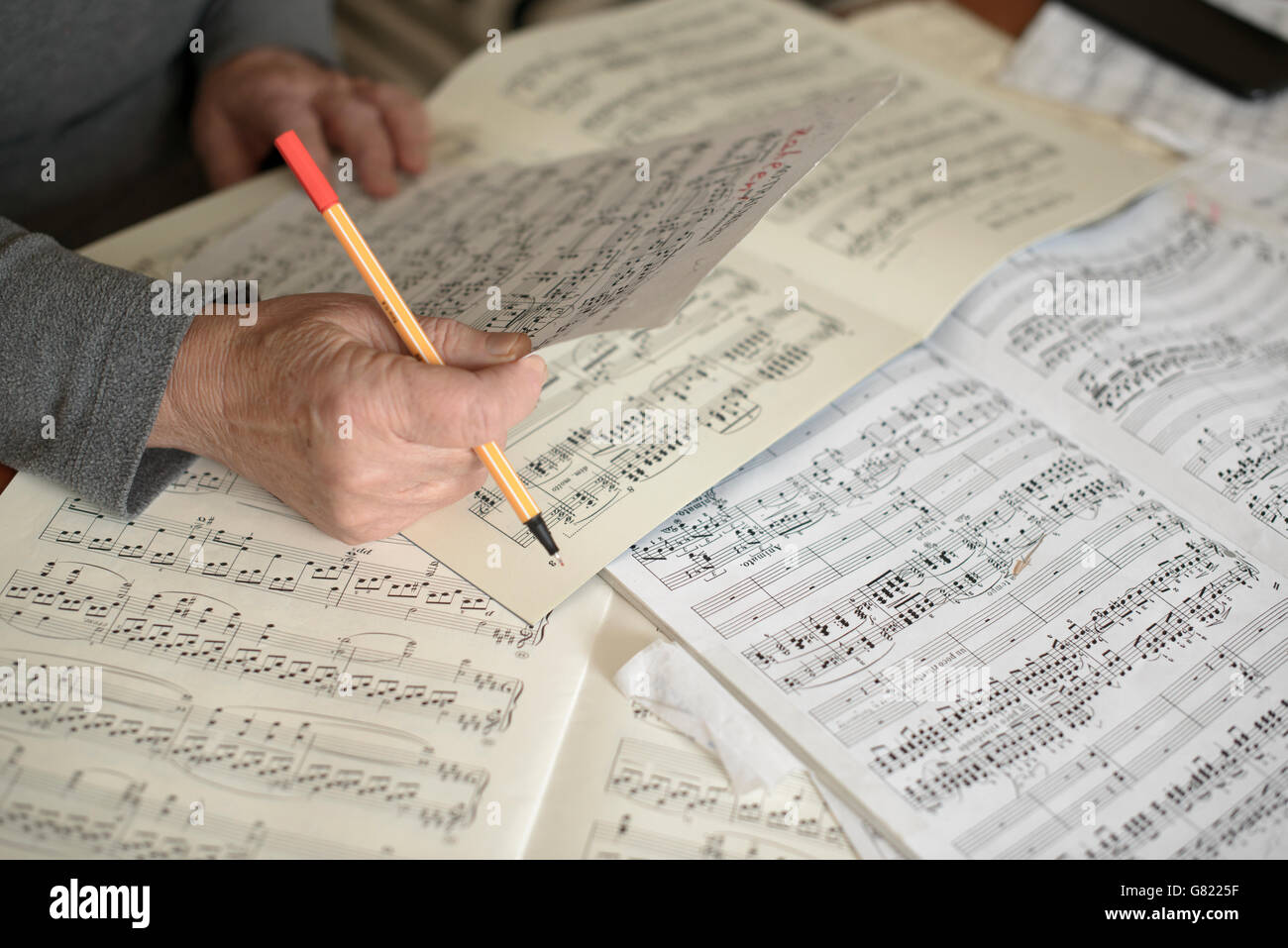 Musiker, lesen und Bearbeiten von Musik Noten-Close-up Stockfoto