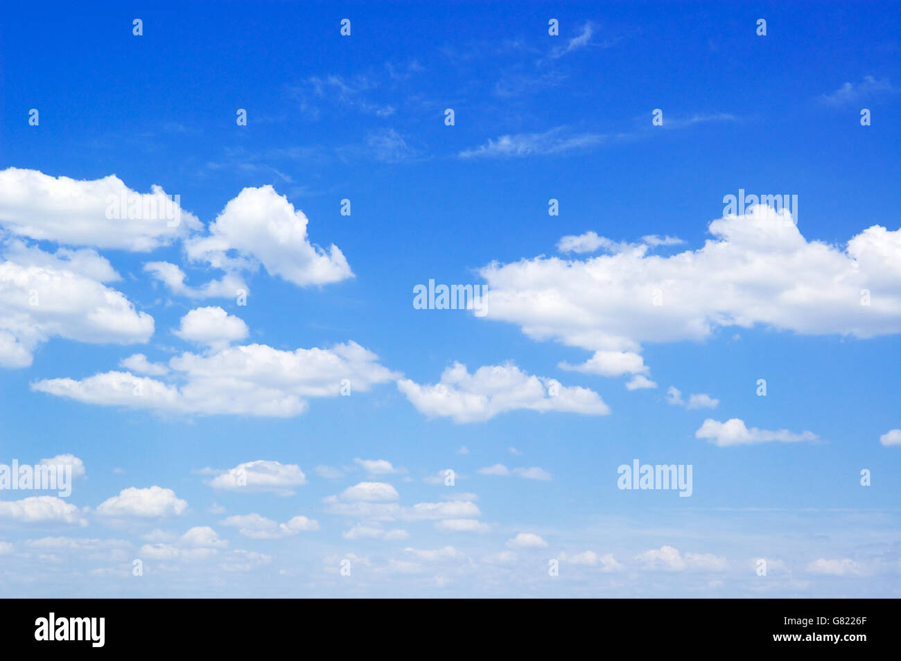 Schöne weiße Wolken am blauen Himmel. Stockfoto