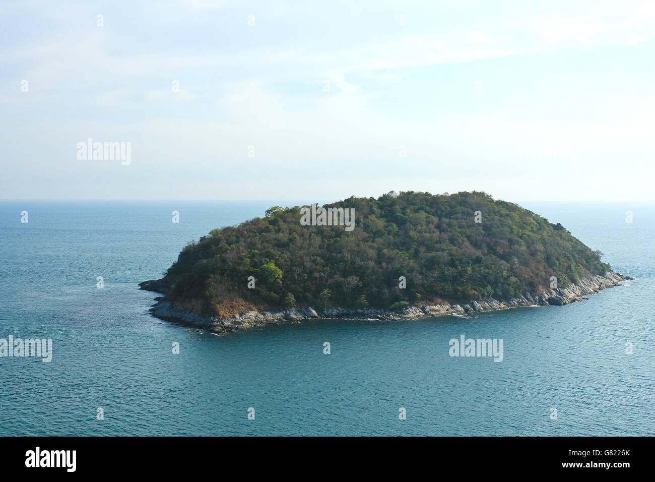 Eine kleine Insel liegt vor der Küste von Phuket, Thailand. Stockfoto