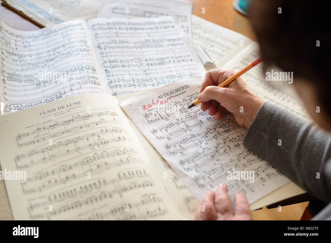 Musiker, lesen und Bearbeiten von Noten Stockfoto
