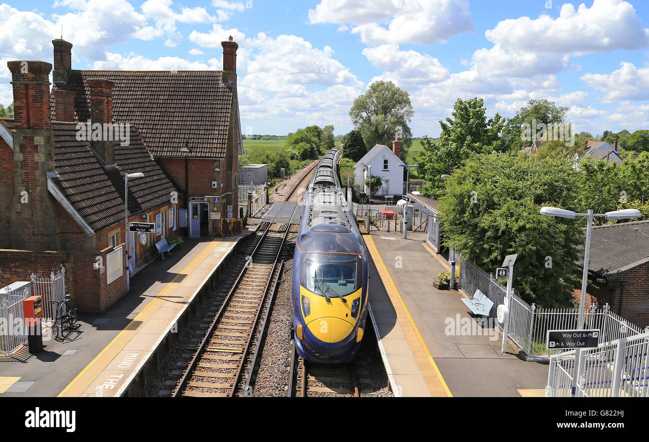 Bahnbestand. Ein südöstlicher Hochgeschwindigkeits-Javelin-Zug fährt durch die Wye Station in Kent. Stockfoto
