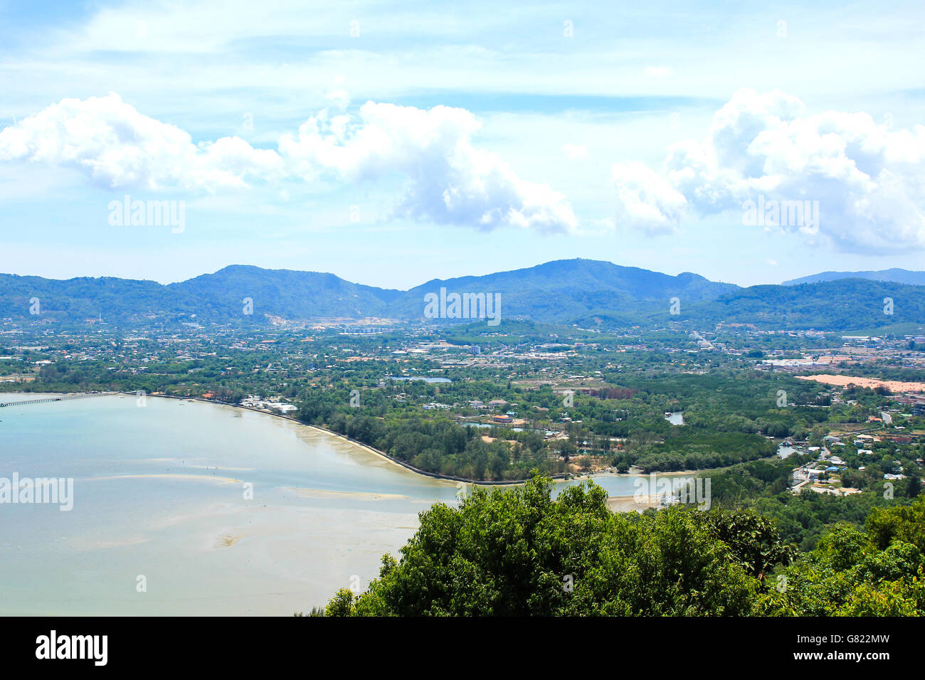 Hohen Winkel Meer Himmel und Meer touristische Stadt von Ao Chalong Bucht von Khao-Khad Mountain Aussichtspunkt berühmte Sehenswürdigkeiten in Phuke anzeigen Stockfoto