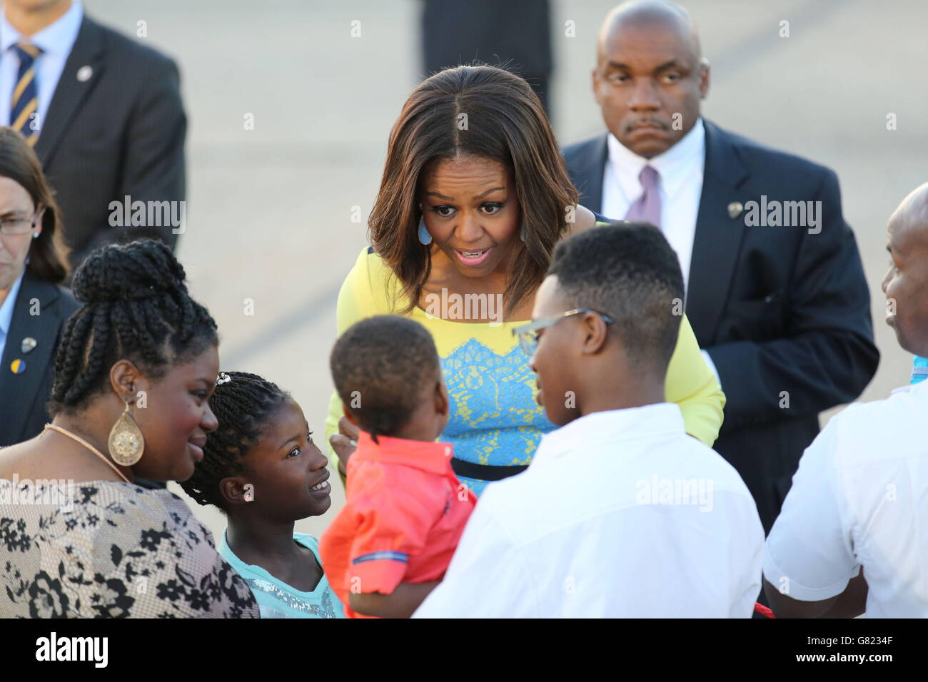 DIE US-First Lady Michelle Obama begrüßt ein Kind, als sie am Stansted Airport in Essex zu einem Besuch in Großbritannien ankommt, um ihre Kampagnen für die Bildung von Mädchen und eine bessere Unterstützung für Militärfamilien zu fördern. Stockfoto