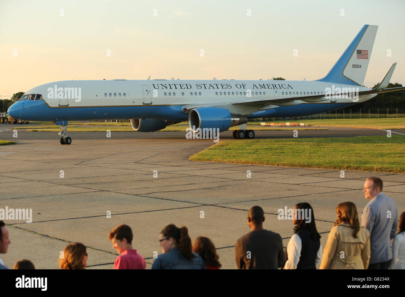 Das Flugzeug, das die US-First Lady Michelle Obama, ihre Töchter Malia und Sasha und ihre Mutter Marian Robinson mit einem Taxi am Stansted Airport, Essex, Als die US-First Lady zu einem Besuch in Großbritannien kommt, um ihre Kampagnen für die Bildung von Mädchen und eine bessere Unterstützung für Militärfamilien zu fördern. Stockfoto