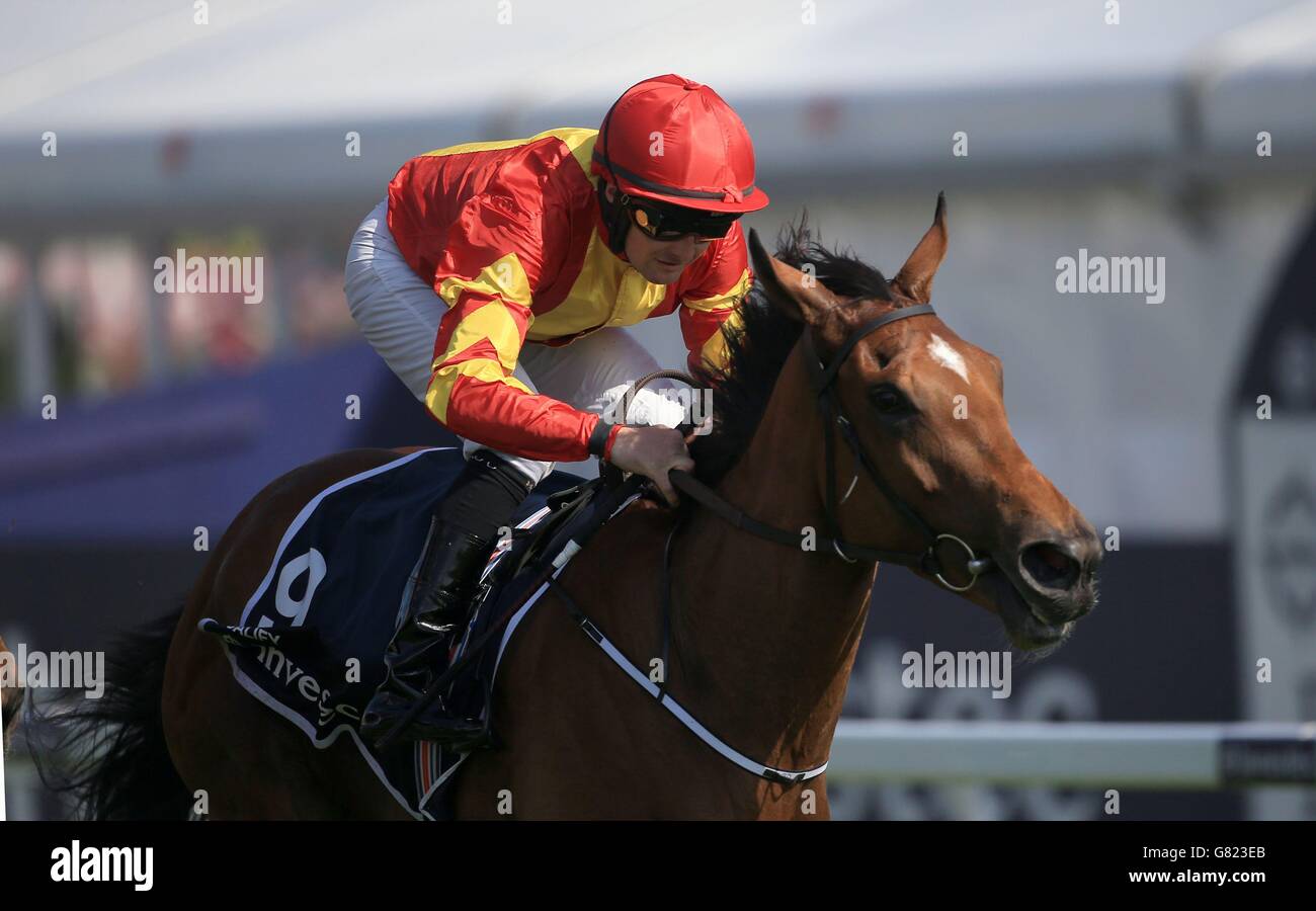 Pferderennen - 2015 Investec Derby Festival - Ladies Day - Epsom Racecourse. Qualifizieren geritten von Colm O'Donoghue gewinnt die Investec Oaks am Ladies Day des Investec Derby Festivals 2015 auf der Epsom Racecourse, Epsom. Stockfoto