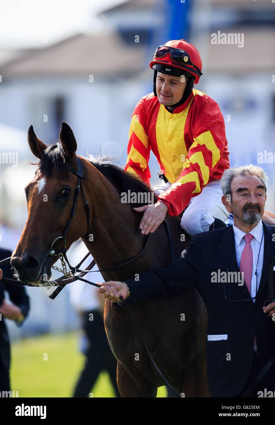 Jockey Colm O'Donoghue gibt seinem Pferd eine Qualifikation, nachdem er am Ladies Day des Investec Derby Festivals 2015 auf der Epsom Racecourse in Epsom die Investec Oaks gewonnen hat. Stockfoto