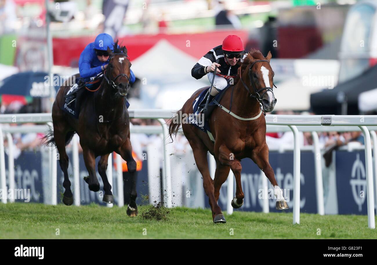 Code Red von Martin Dwyer auf dem Weg zum Sieg in der Investec Surrey Stakes am Ladies Day des Investec Derby Festivals 2015 auf der Epsom Racecourse, Epsom. Stockfoto