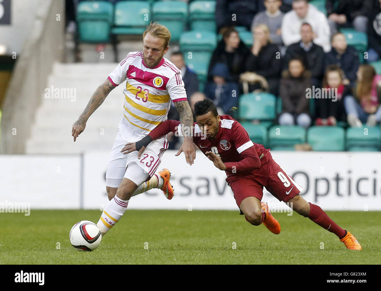 Fußball - International Friendly - Schottland - Katar - Easter Road. Der schottische Johnny Russell (links) und der katarische Hamid Ismail kämpfen während eines internationalen Freunds in der Easter Road, Edinburgh, um den Ball. Stockfoto