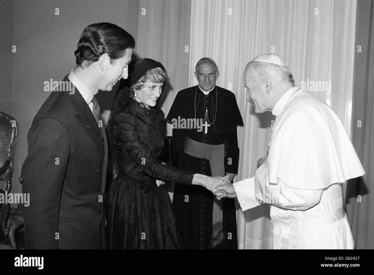 Der Prinz und die Prinzessin von Wales treffen Papst Johannes Paul II. Während ihres offiziellen Besuchs in Italien im Vatikan. Stockfoto