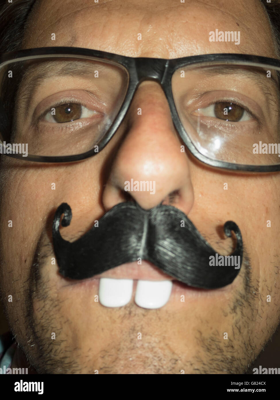 Close-up Portrait von Mann mit künstlichen Schnurrbart und Zähne Stockfoto