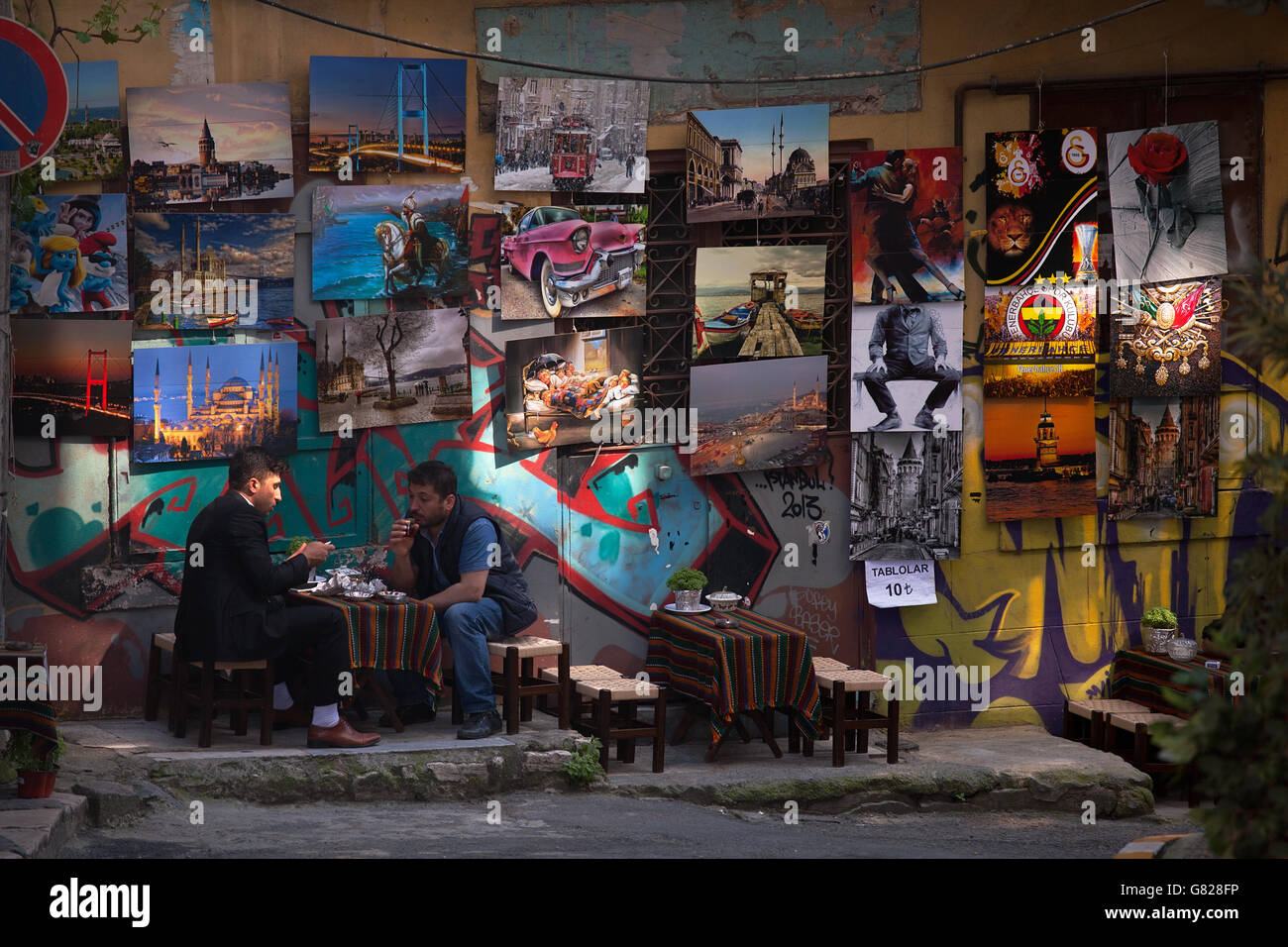 Zwei sitzende Männer teilen al-Fresco-Morgen-Tee in der Nähe der Galata-Turm in Istanbul. Stockfoto