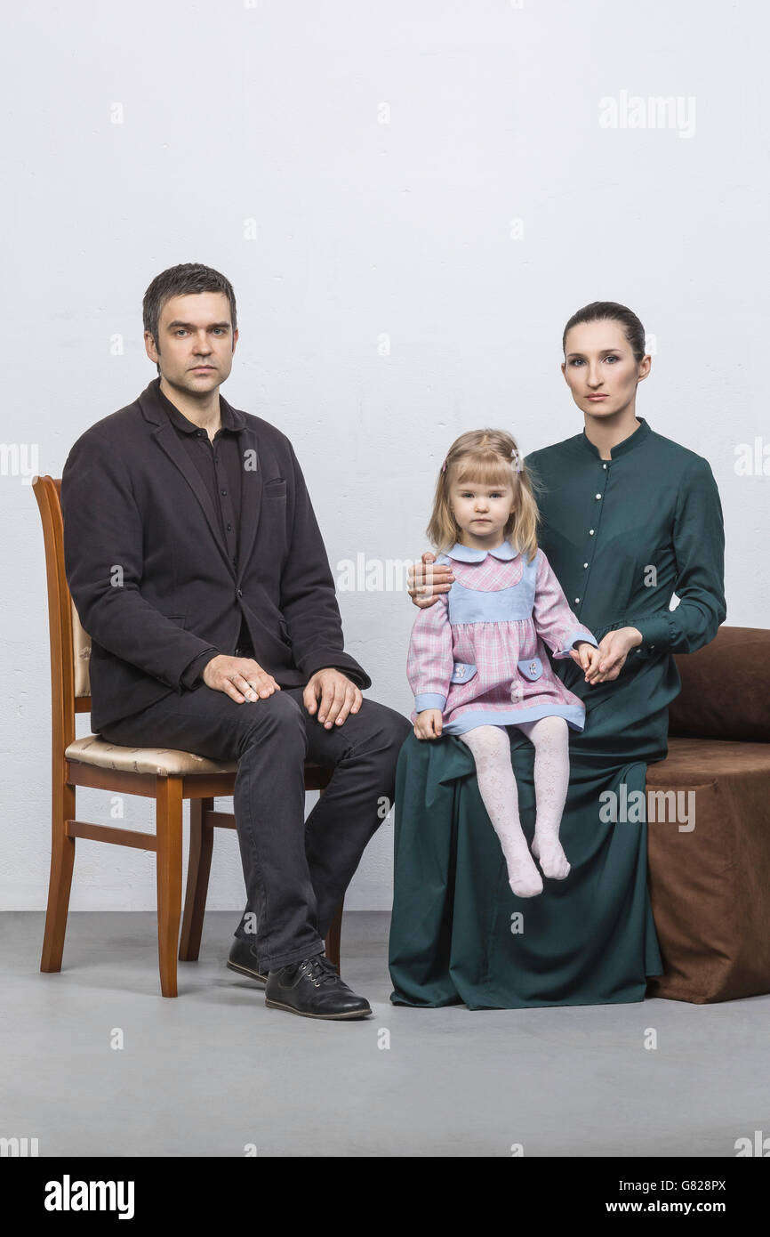 Porträt der Familie sitzt vor weißem Hintergrund Stockfoto