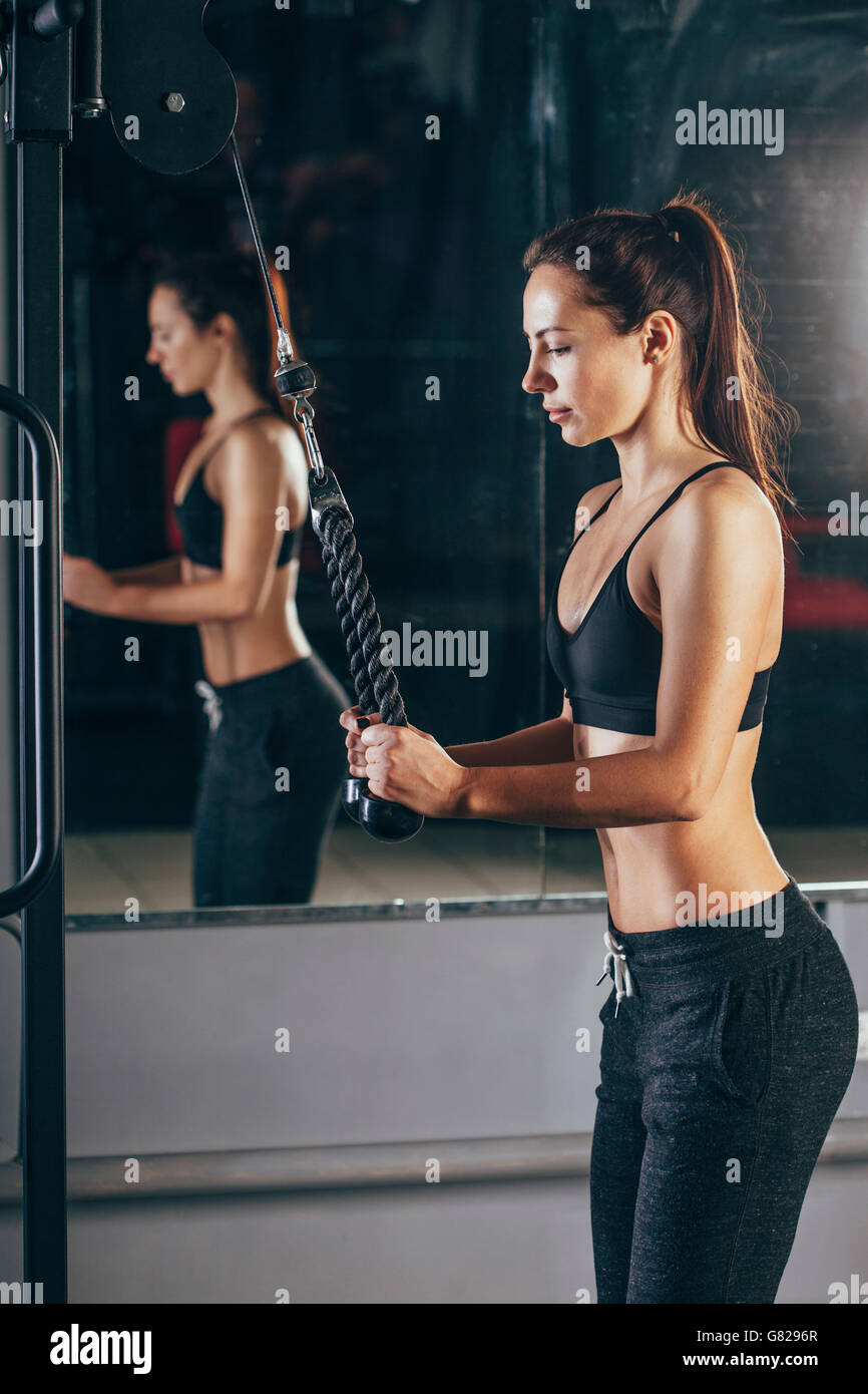 Junge Frau mit einem Seil im Fitness-Studio trainieren Stockfoto