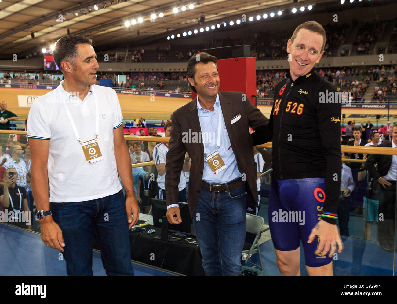 Sir Bradley Wiggins (rechts) feiert nach seinem Rekordstundenversuch mit Miguel Indurain (links) und im Lee Valley Velopark, London. Stockfoto
