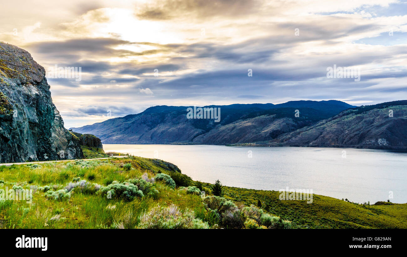 Sonnenuntergang über Kamloops Lake entlang der Trans Canada Highway in British Columbia, Kanada Stockfoto