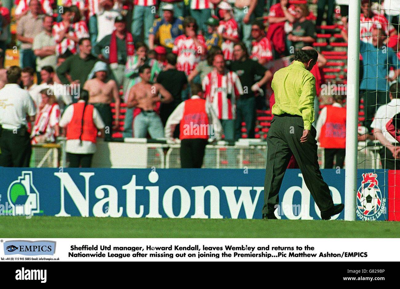 Howard Kendall, der Manager von Sheffield United, verlässt Wembley und kehrt zur Nationwide League zurück, nachdem er den Beitritt zur Premiership verpasst hat Stockfoto