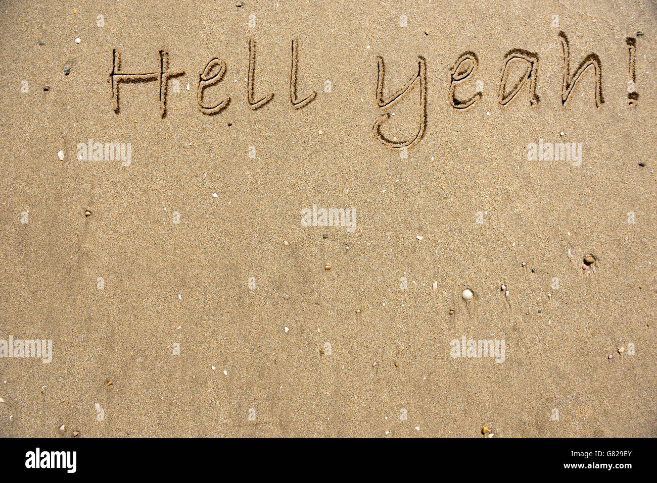Die Worte Hölle ja geschrieben am sand Stockfoto